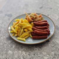 1 carnaciori cu cartofi prajiti si salata de muraturi 1 carnaciori cu cartofi prajiti si salata de muraturi