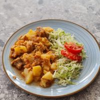 1 papricas de cartofi cu salata de varza 1 papricas de cartofi cu salata de varza