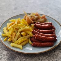 2 carnaciori cu cartofi prajiti si salata de muraturi 2 carnaciori cu cartofi prajiti si salata de muraturi