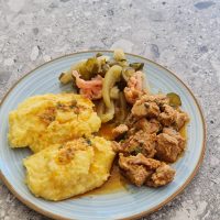 2 tocanita de porc cu mamaliguta si salata de muraturi
