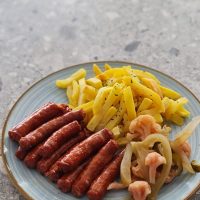 3 carnaciori cu cartofi prajiti si salata de muraturi